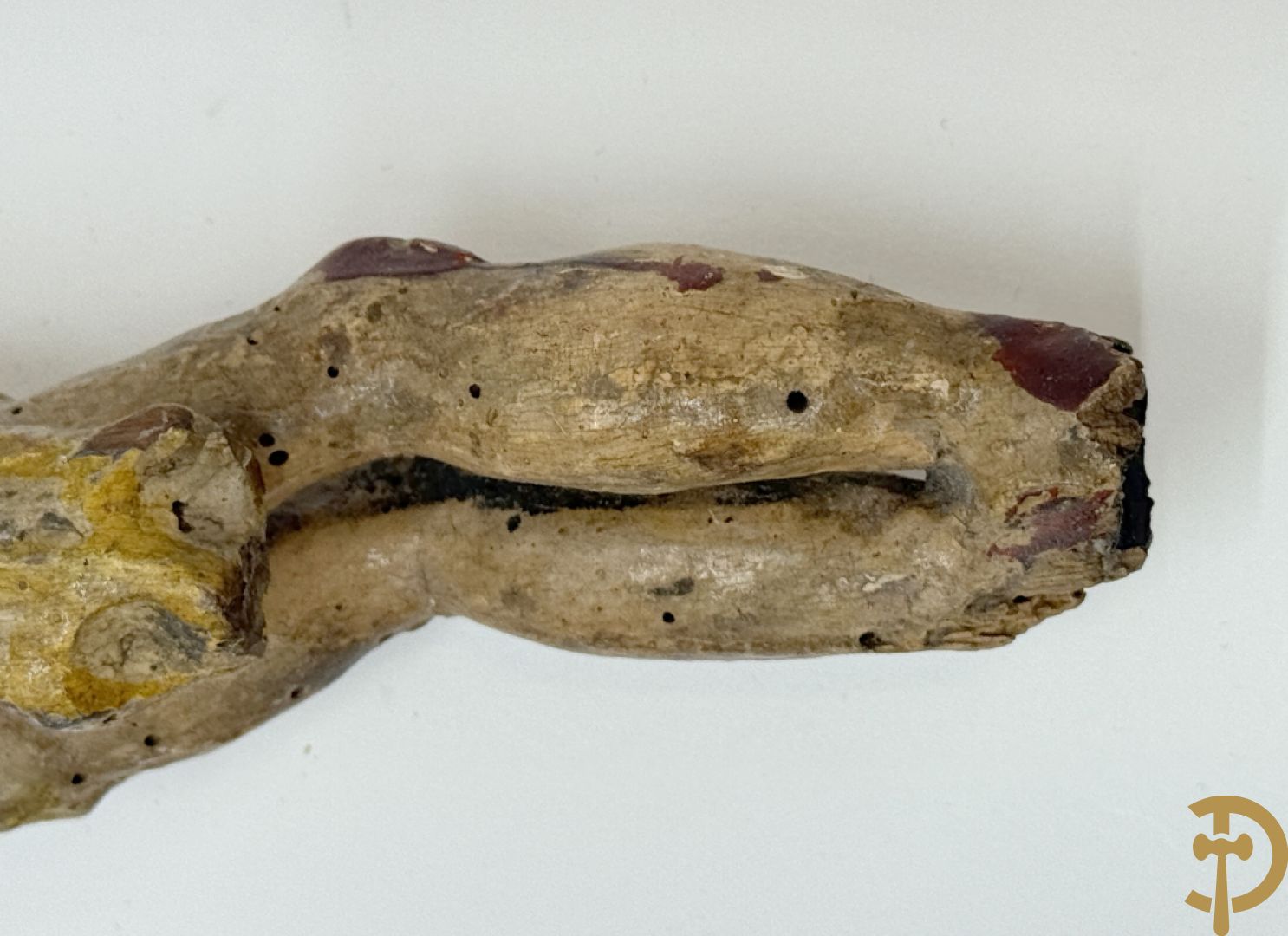 Twee Volkse houtgesculpteerde en gepolychromeerde corpussen, 18e