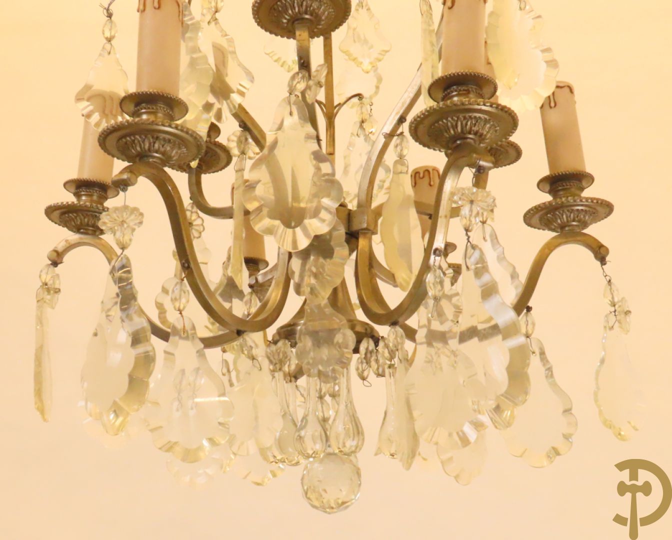 Franse chrome luchter met  9 lichtpunten bezet met tranenbellen en plakettes