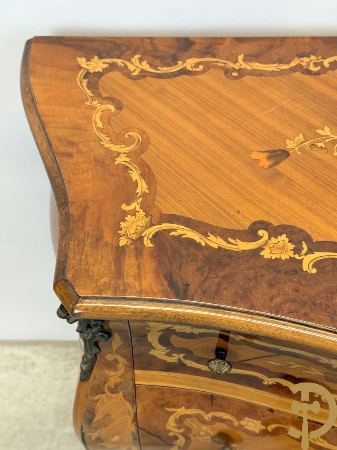 Gegalbeerde notelaren drieladencommode met bloemenmarquetterie