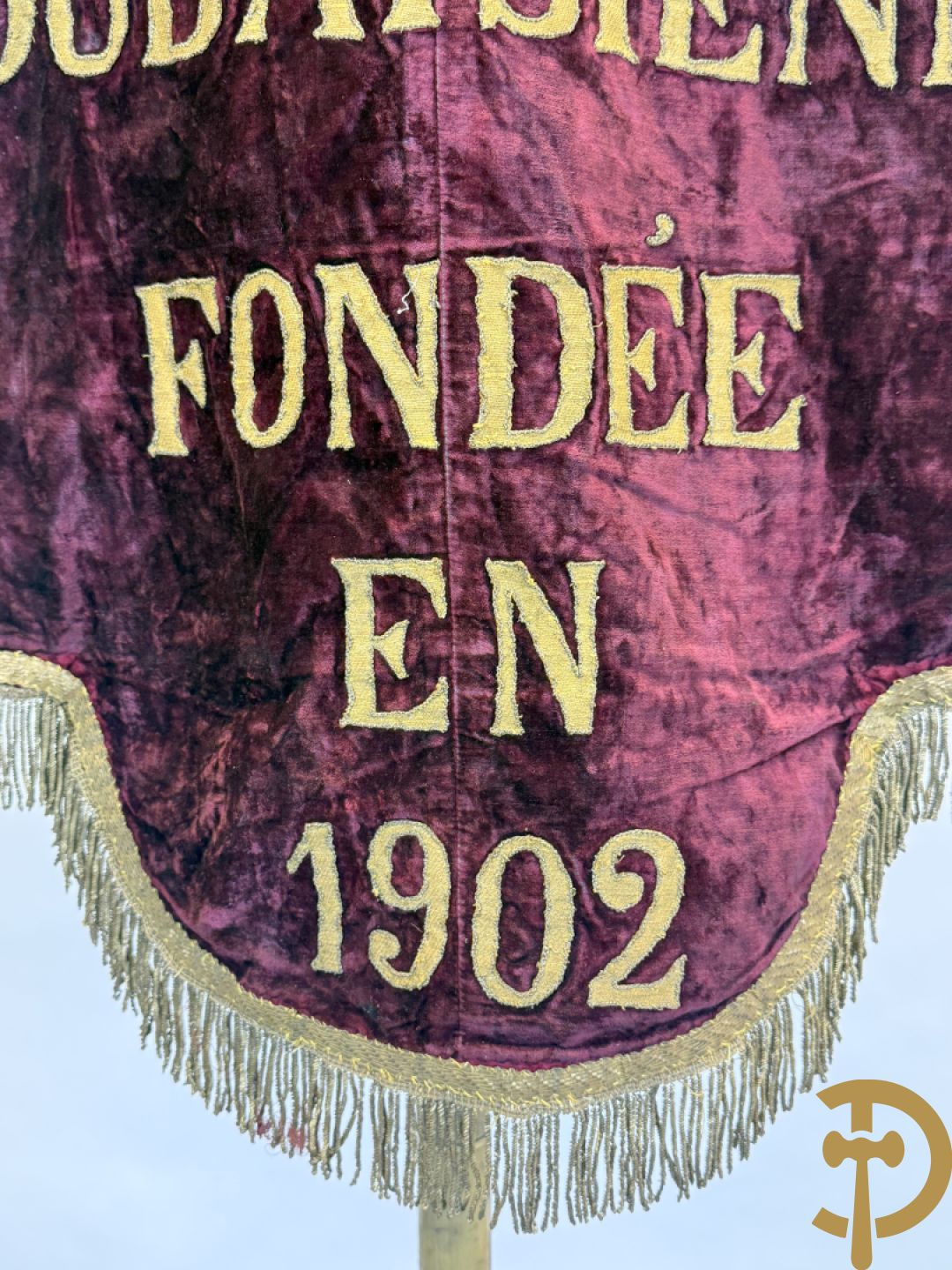Franse vaandel in rode velours op staander met metalen hartvormig beschilderd ornament met bloemen boven handdruk, Libre Pensée Roubaisienne, Fondé en 1902