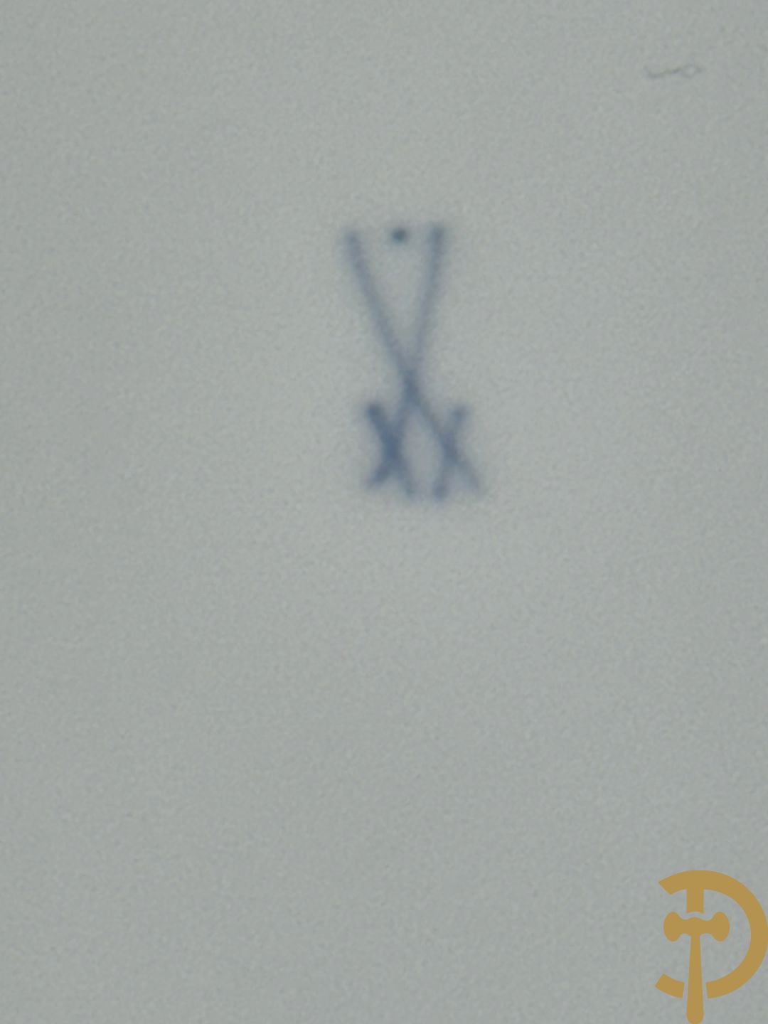 Wit porseleinen servies met vergulde rand en vergulde bloemenmotieven, Meissen, bestaande uit 8 platte borden (2 met schilfer aan rand), 7 diepe borden, 6 dessertborden, saladekom, sauskom en groentenschotel (1 handvat gelijmd)