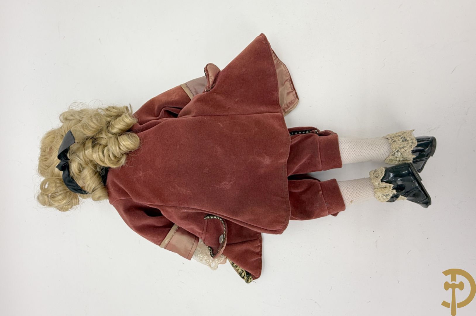 Oude pop met papier maché ledematen, gemerkt K R36/.728 + oude pop met papier maché ledematen en kantelbare oogjes + oude pop in papier maché, gemerkt Unis France 301 + oude pop in papier maché, onleesbaar gemerkt + hedendaagse pop met porseleinen ledematen + losse kleertjes