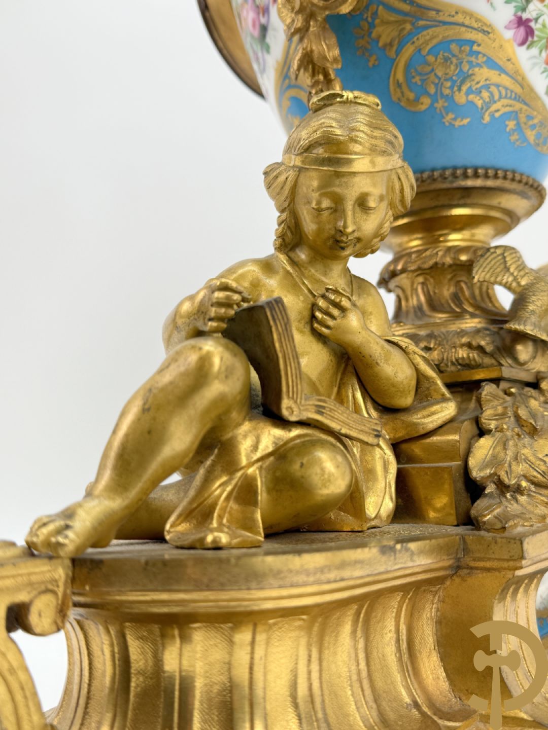 Driedelige bronzen Franse garnituur bezet met cupido