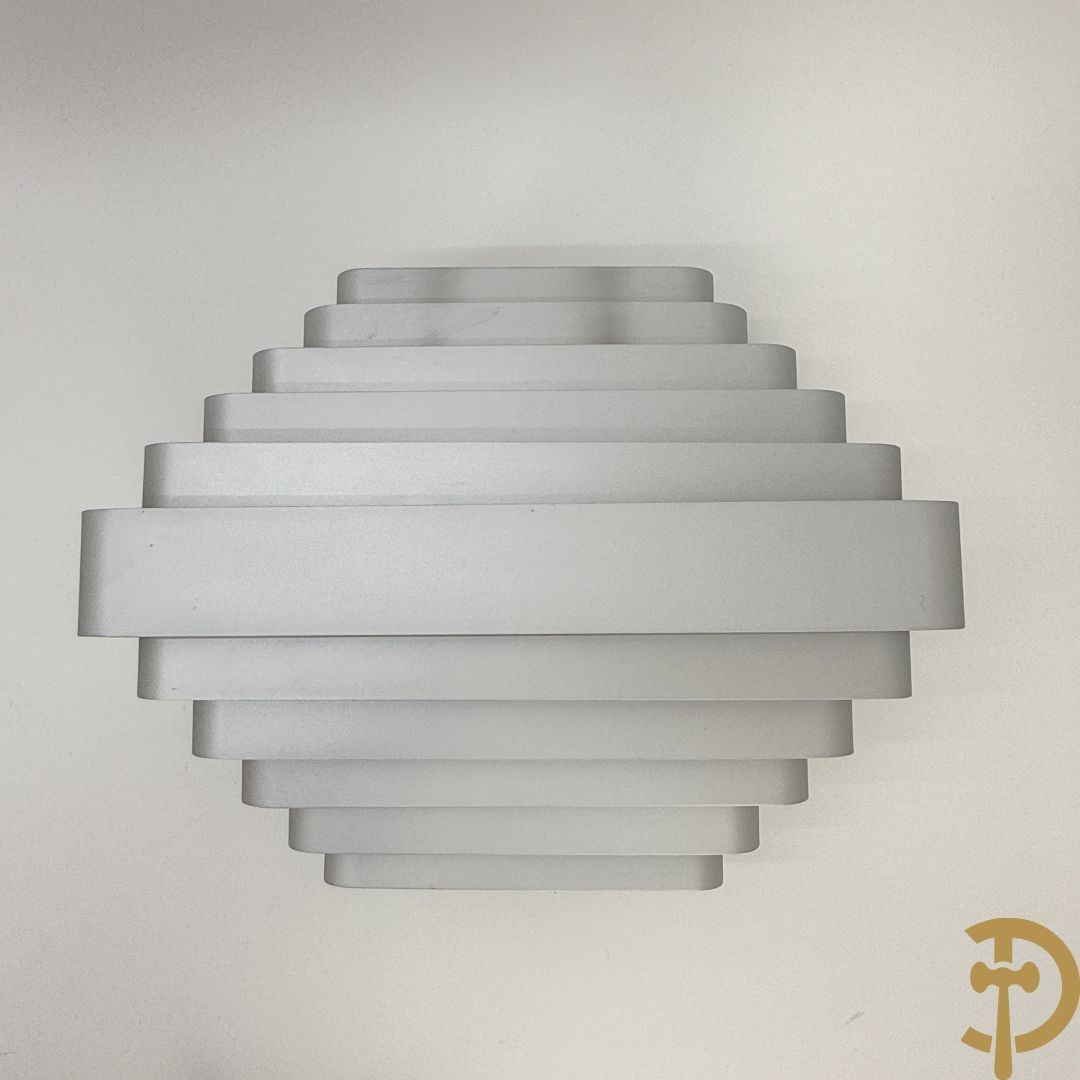 Paar verzilverde wandlampen naar model van Jules Wabbes, uitgegeven door Wever & Ducré