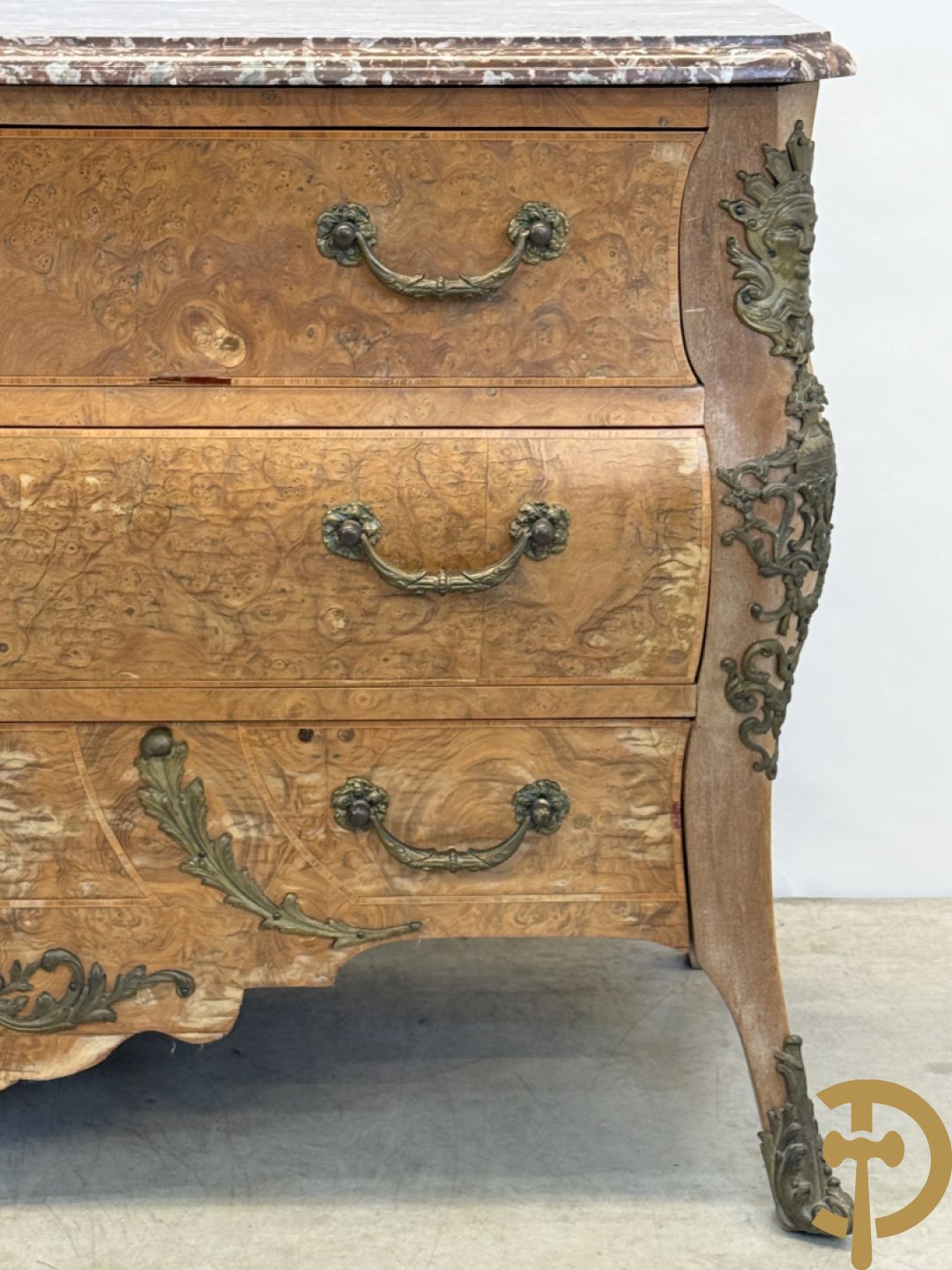 Wortelnotehouten drieladencommode met bronsbeslag van mazarinkoppen en accanthusranken, bovenaan met rood geaderd marmeren blad