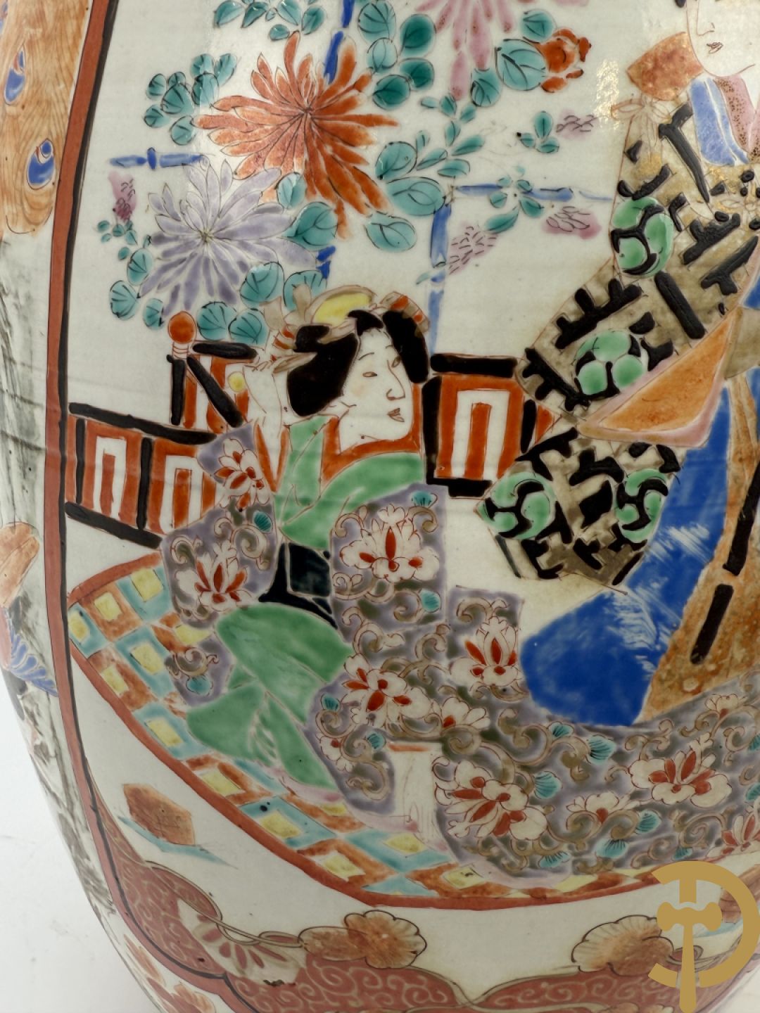 Paar Japanse porseleinen waaiervazen met bloemen en geanimeerd decor