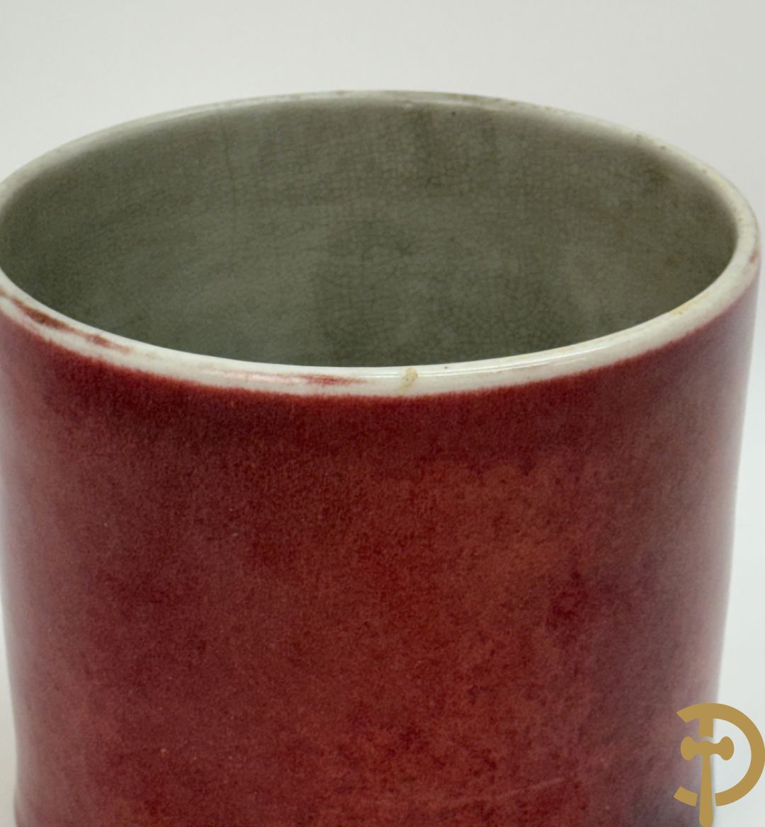 Chinese porseleinen cachepot, Sang de Boeuf, onderaan gemerkt