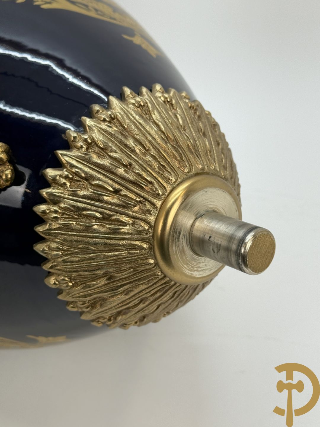 Onleesbaar getekend rechts onder, Sèvres stijl vaas met dubbel decor van romantische genrescène en landschapsscène, met bronzen ornamenten bezet