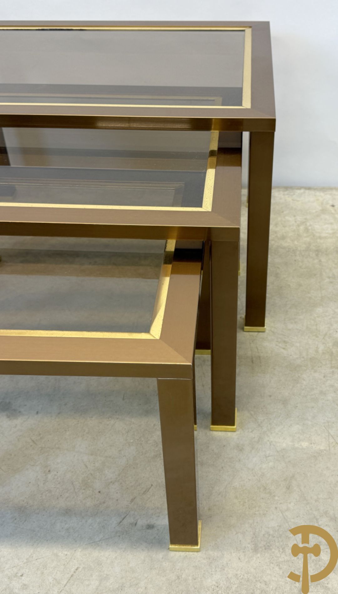 Wortelnotehouten sokkel, Mahay J.C. getekend + poef op koperen onderstel + 3 cigognetafels