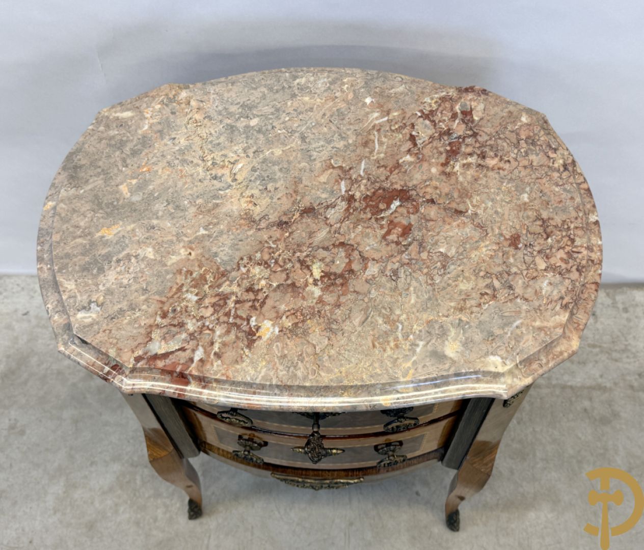 Notelaren geparketteerd tweeladenkastje met bronsbeslag, bovenaan bezet met marmeren blad