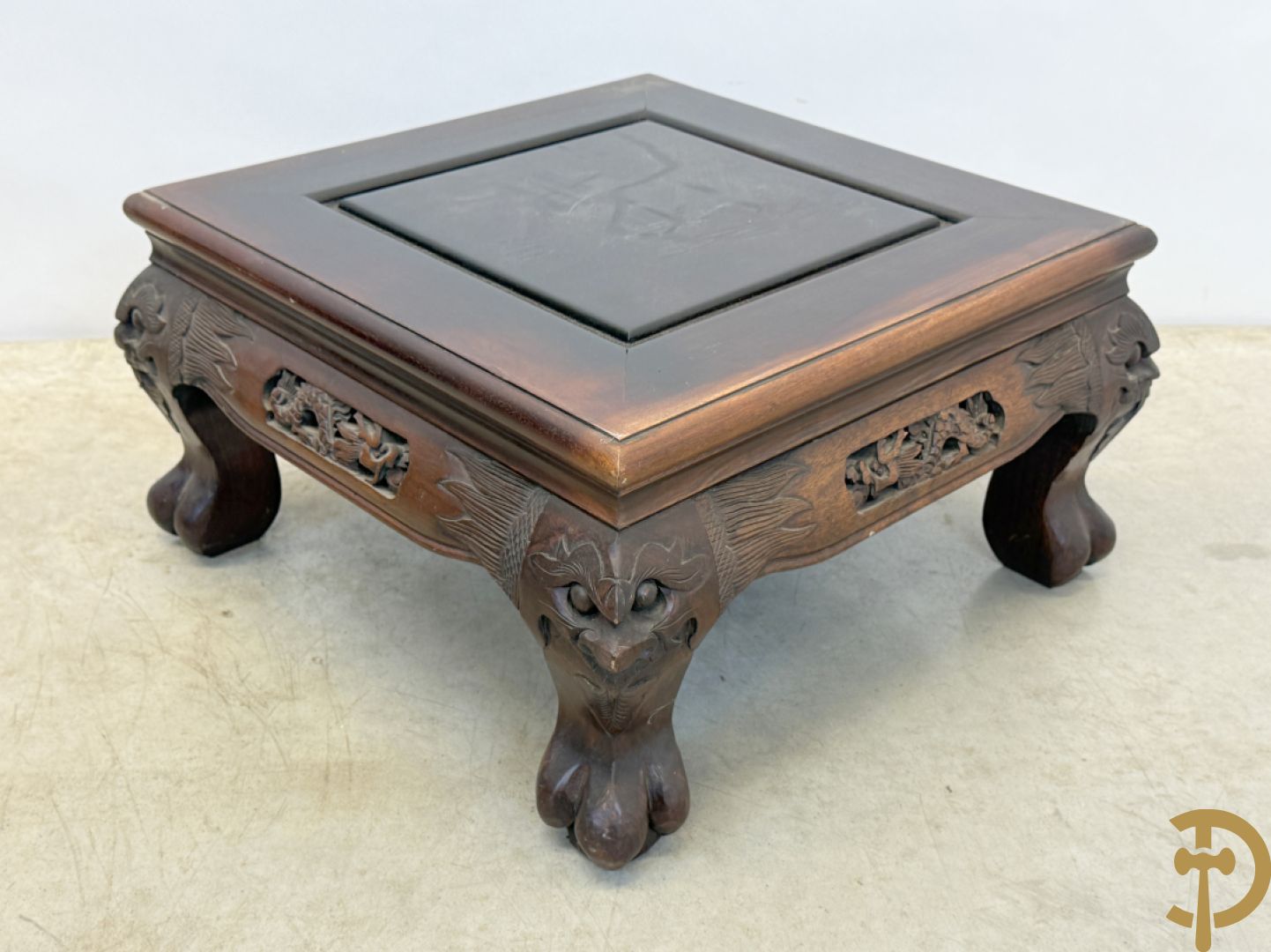 Twee Aziatische gesculpteerde vierkante sokkels