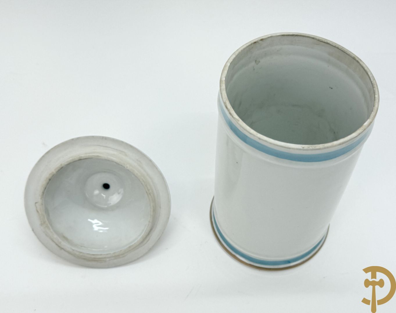 Varia porselein en keramiek : paar jardinières met zwanen, apothekerspot, 2 schenkkannen Franklin Mint en vaas Hutschenreuter