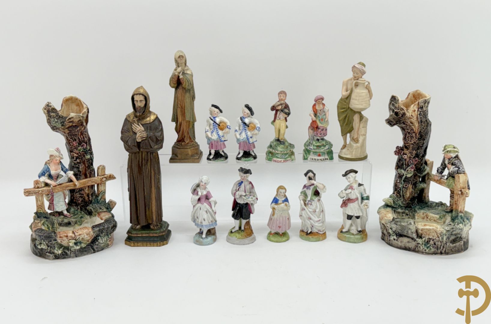 Twee Engelse meerkleurige keramieken sierstukken met personages + vier koppels Engelse biscuits + waterdrager in Royal Dux + 2 houtsculpturen