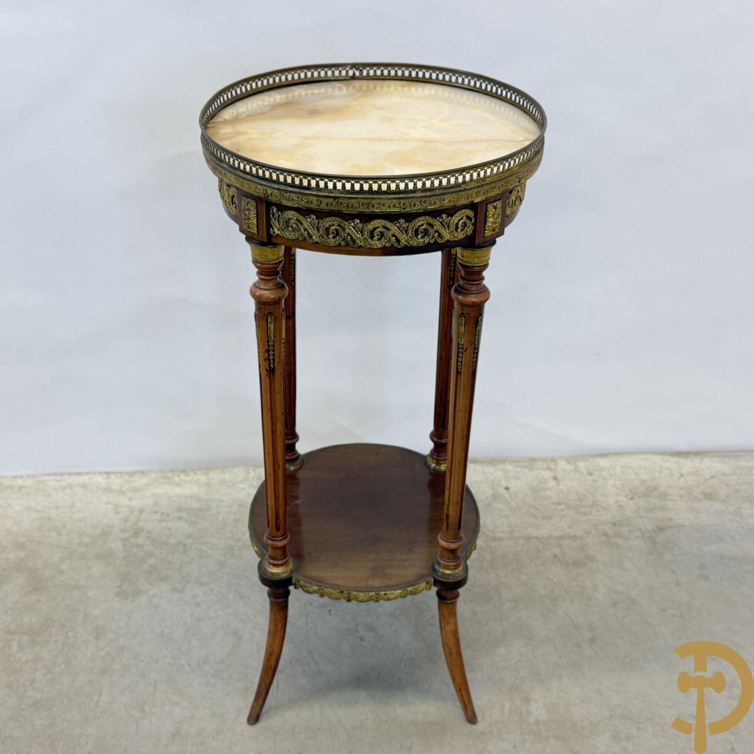 Notelaren staander met onix marmeren blad, gallerij en bezet met bronsbeslag - op gecanneleerde pootjes