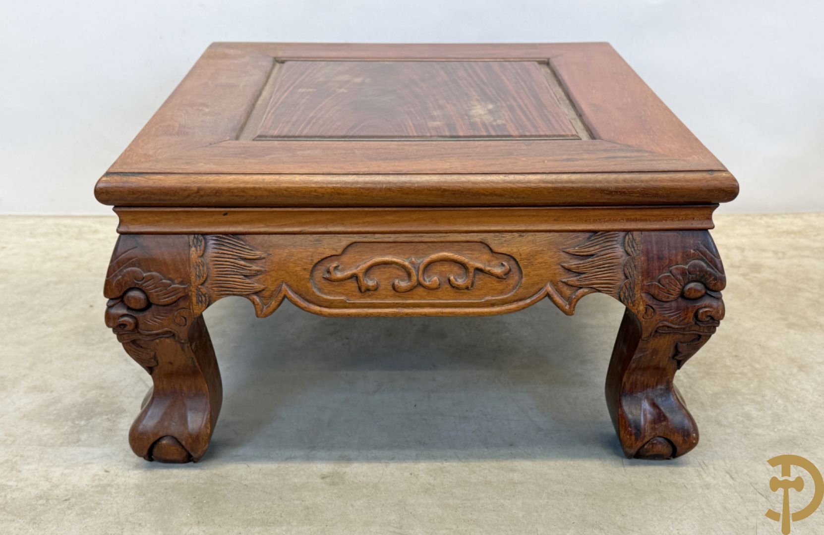 Twee Aziatische gesculpteerde vierkante sokkels