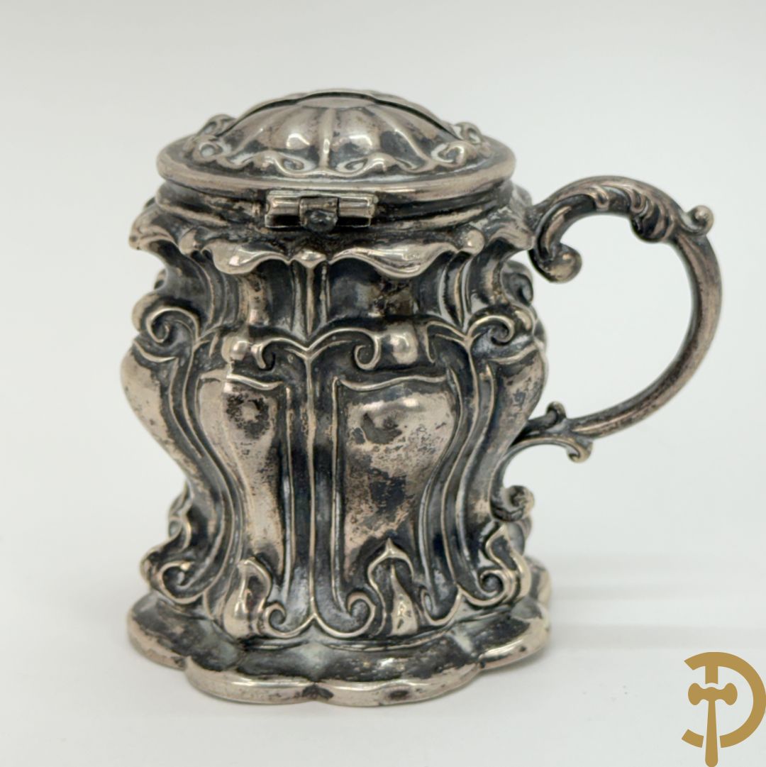 Massief zilveren collectenbus, 2 statieplakkettes, 2 slotjes van boek, wapenschild, penning