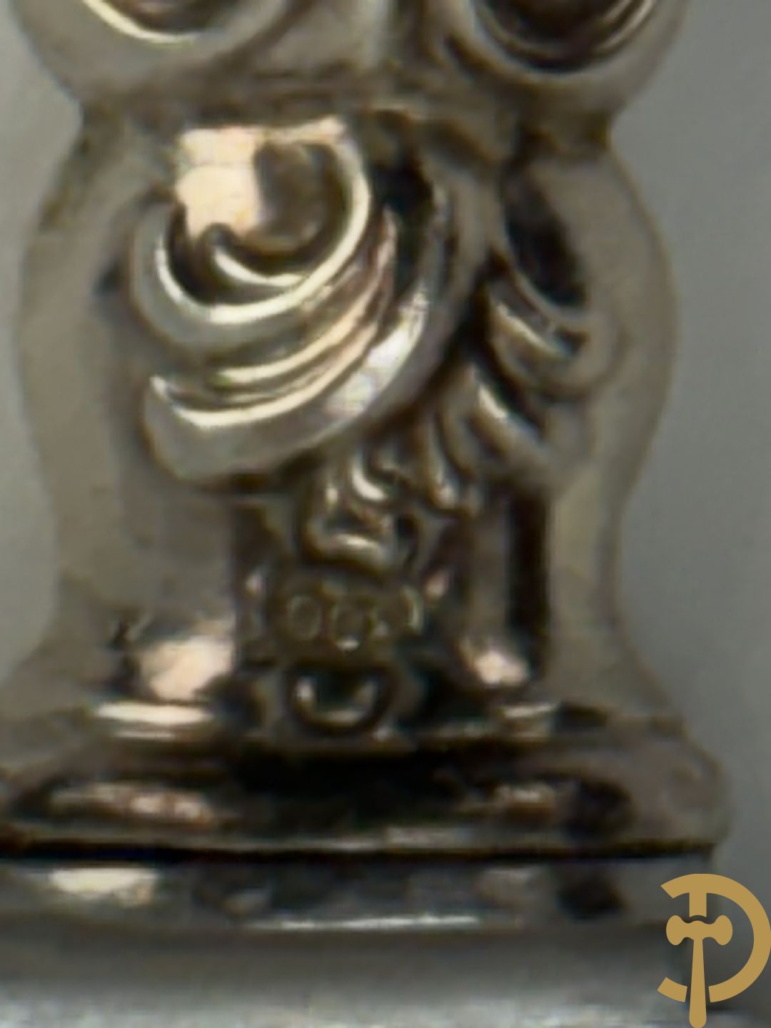 Massief zilveren bestek met Louis XV motieven bestaande uit 12 soeplepels (72 gram per stuk), 12 vorken (78 gram per stuk), 12 messen, 12 dessertvorken (47 gram per stuk), 12 dessertlepels (40 gram per stuk), 12 dessertmessen, 12 koffielepels (22 gram per stuk), slacouvert, taartschep en suikertang