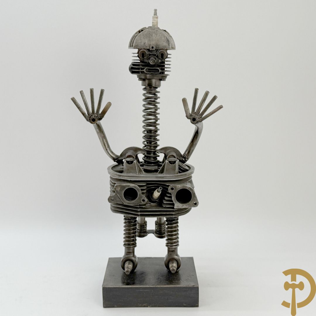 GIELS getekend - Kunstzinnige figuur in ijzerassemblage van motoronderdelen
