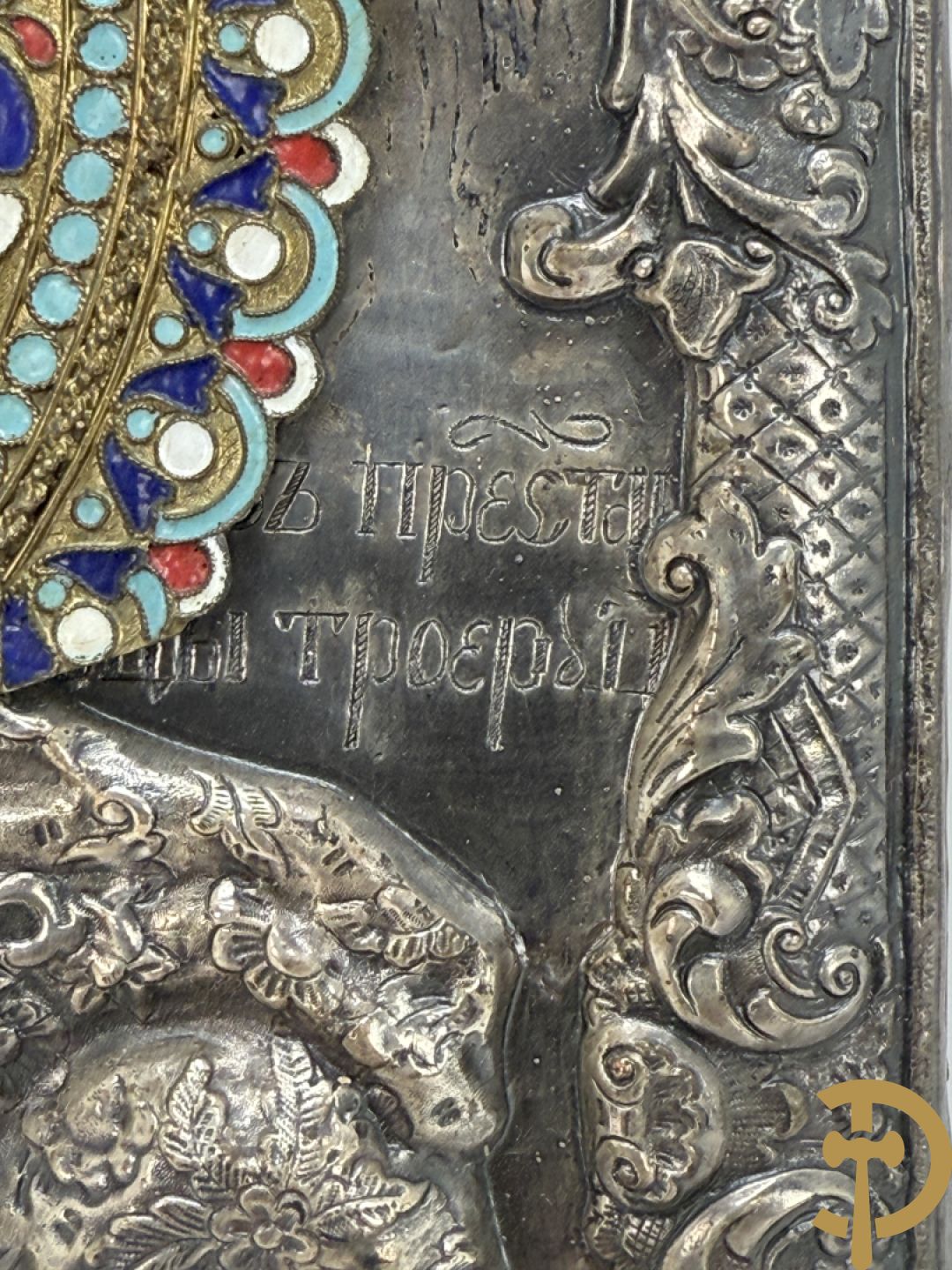 Ikoon met voorstelling van Madonna met kind en verzilverde rizza bezet met email