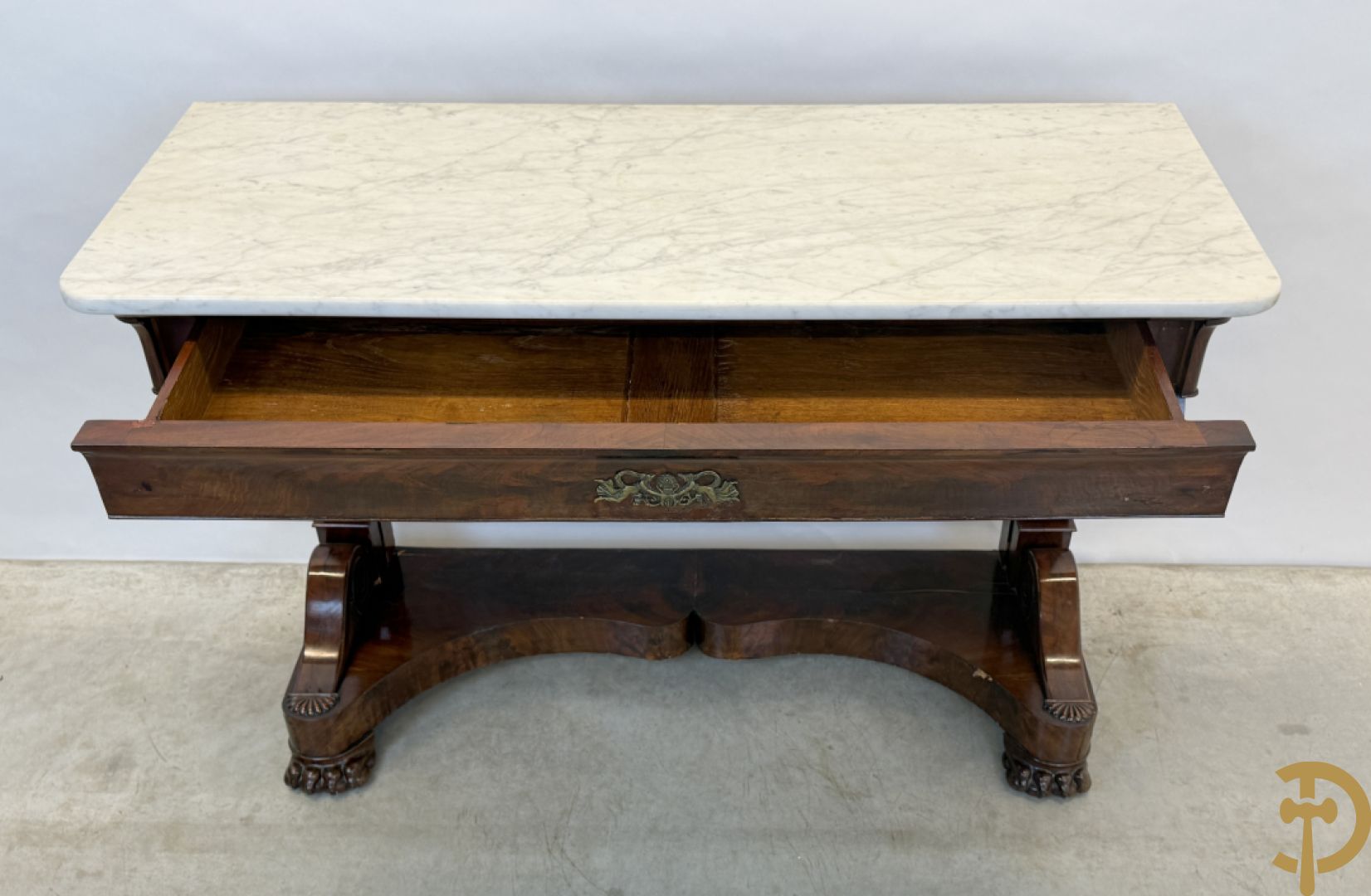 Mahoniehouten console Empire stijl met lade, op voluutvormige klauwepoten en met wit marmeren blad, 19e
