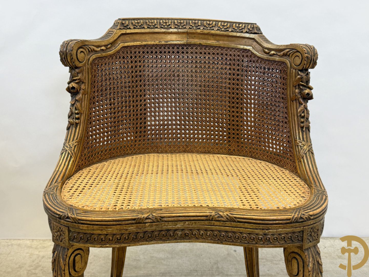 Paar bijzetzetels Louis XVI stijl met bloemenmotieven op voluutvormige poten, dubbel gecanneerd