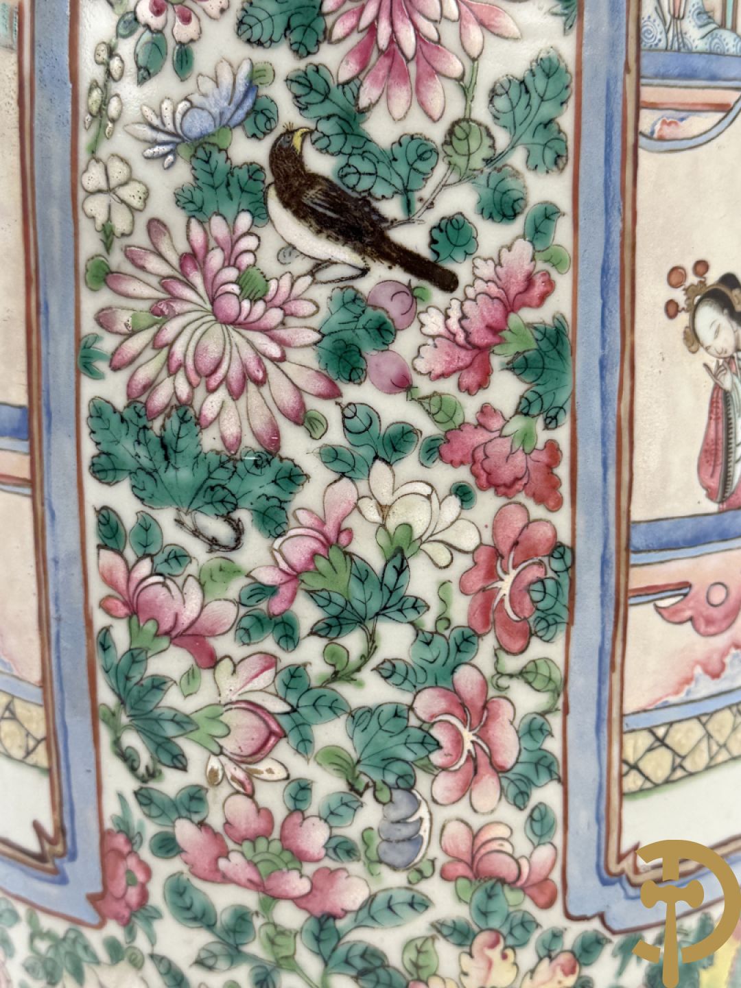 Chinese porseleinen vaas met geanimeerd decor en fond van bloemen, Kanton 19e