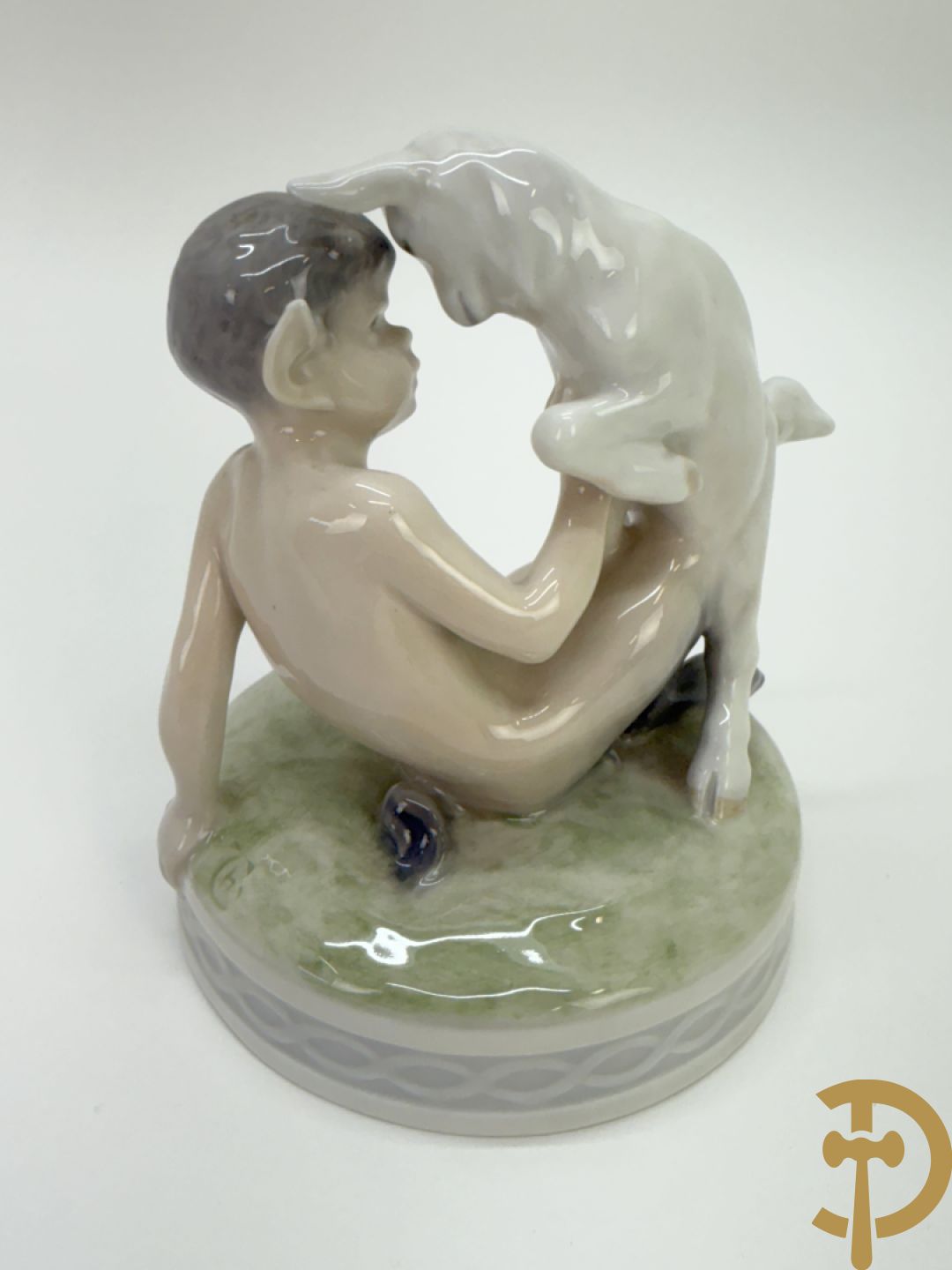 Reeks biscuitbeelden in Royal Copenhagen o.a. saterfiguur met bok, vogeltjes, hond, muis, ijsbeer, schaaltje