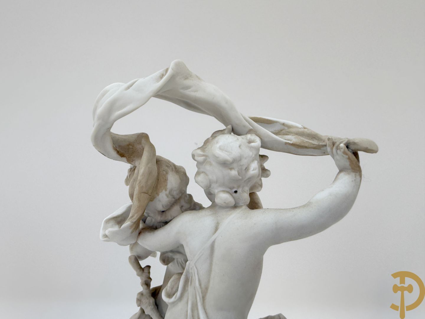 Driedelige porseleinen garnituur bestaande uit pendule bezet met lieftallig koppel, geflankeerd door paar kandelaars met cupido