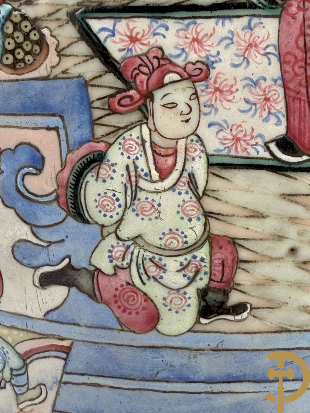 Chinese porseleinen vaas met geanimeerd decor en fond van bloemen, Kanton 19e