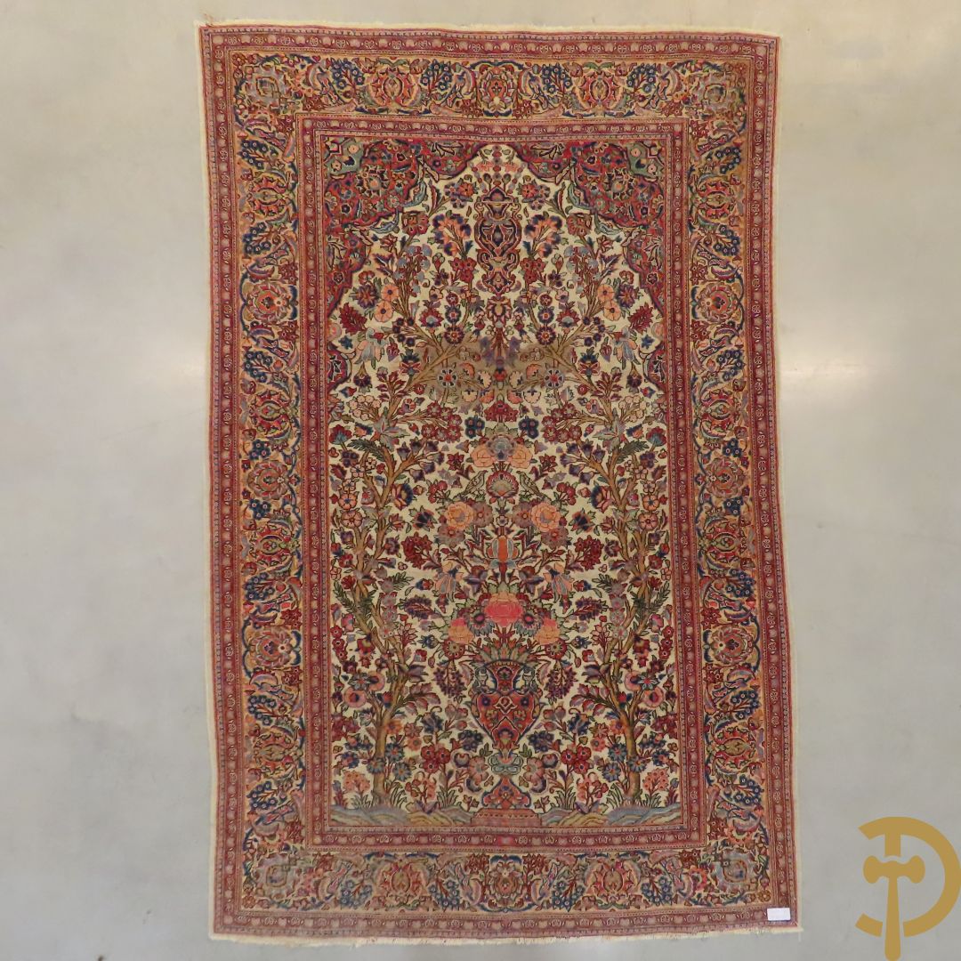 Oosters handgeknoopt tapijt Tabriz met amfoor, bloemen en levensboom