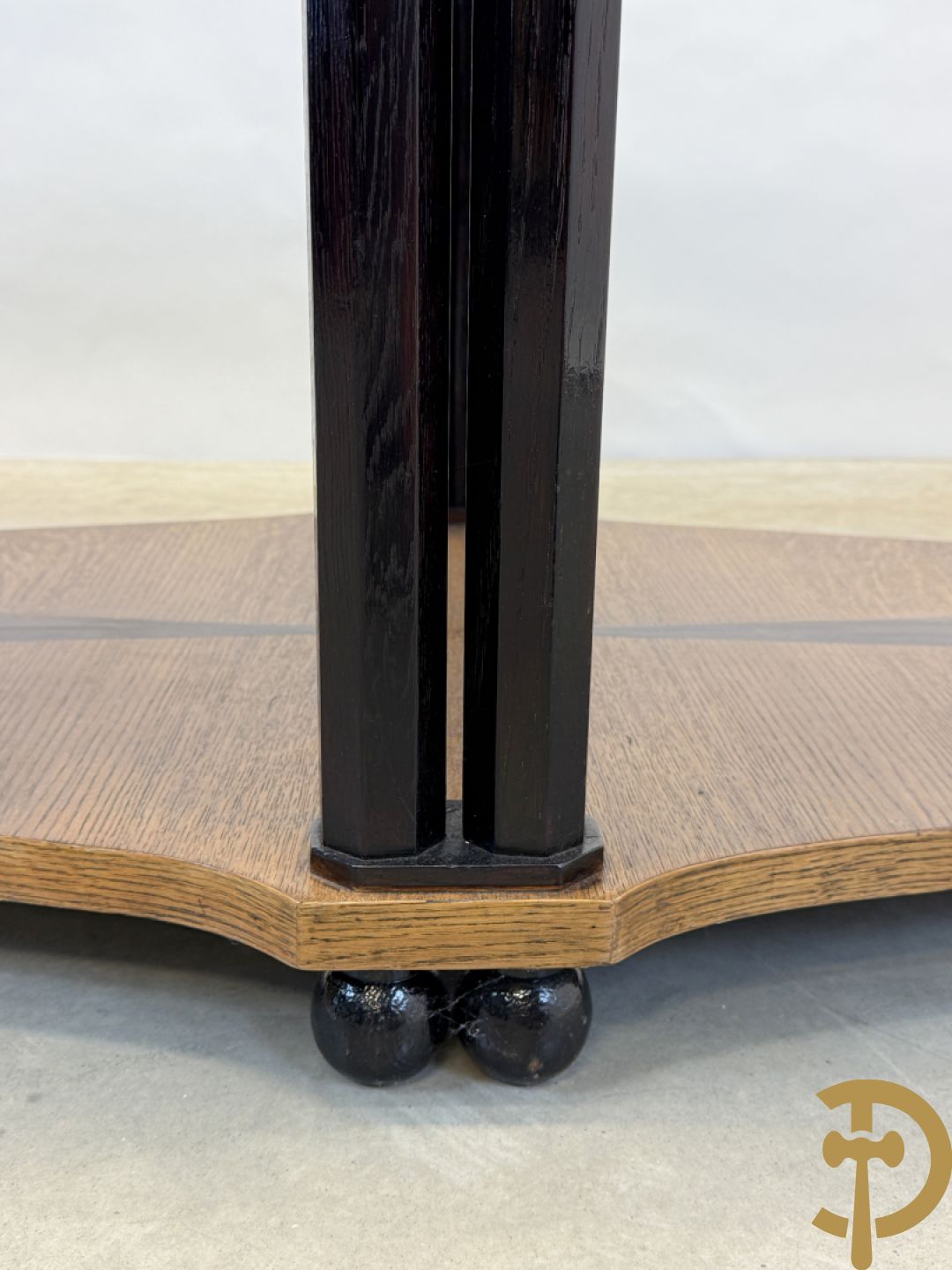 Eikenhouten salontafel met inleg van palissander, op afgeschuinde zuiltjes, model Eikelaar Decoene