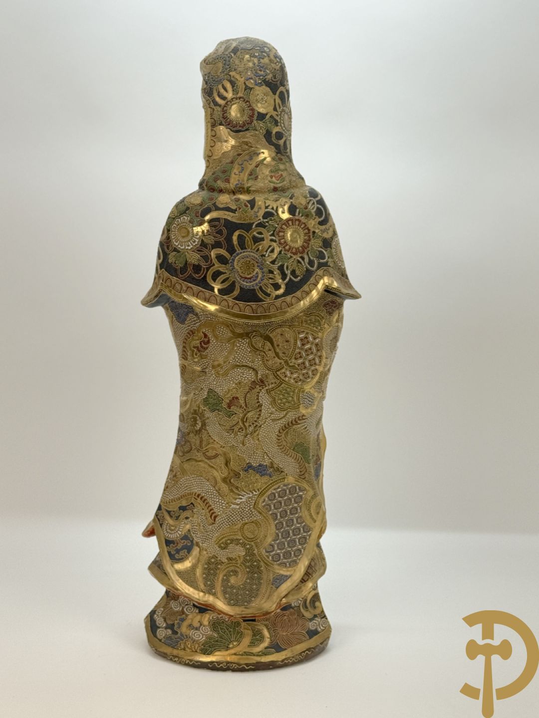 Grote staande Kwan Yin in Japans Satsumat porselein