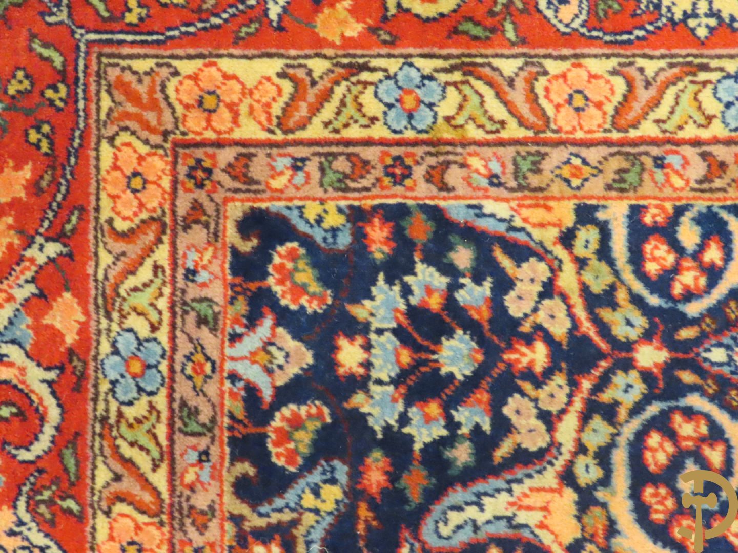 Oosters handgeknoopt tapijt met meanderend geometrisch motief en accanthusranken op blauwe fond