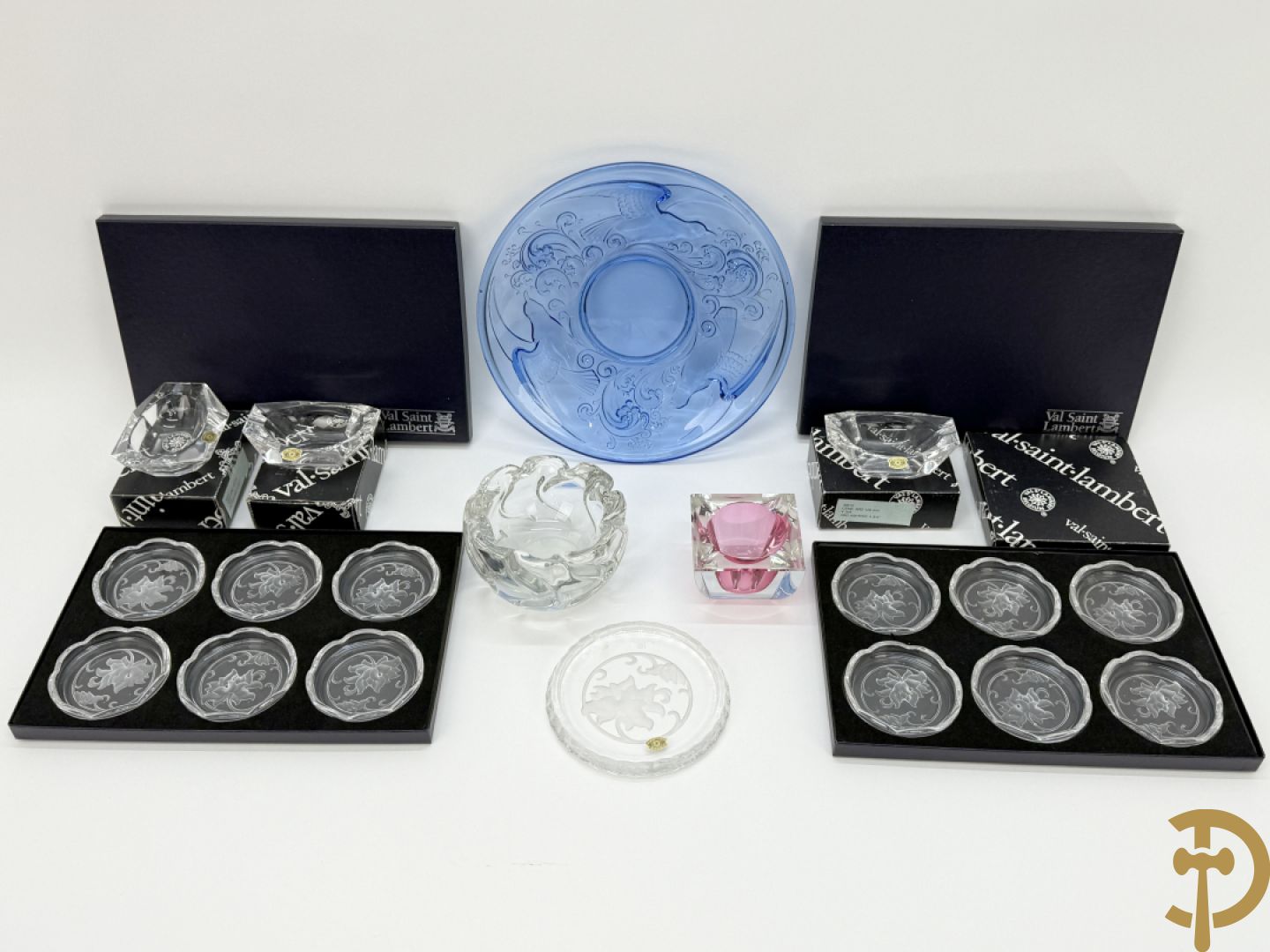 Twee x zes onderzetschaaltjes voor glazen + onderzetschaal voor fles + 4 Val-Saint-Lambert asbakken + blauwe geperste coupe Val-Saint-Lambert met vogeldecor + asbak Daum Nancy