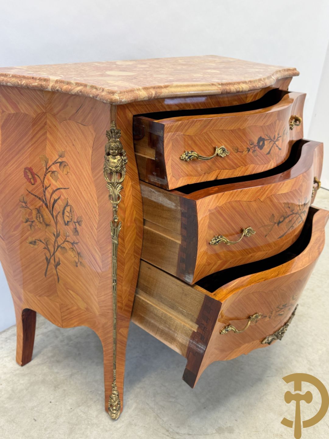 Notelaren gegalbeerde drieladencommode met bloemenmarketterie en marmeren blad