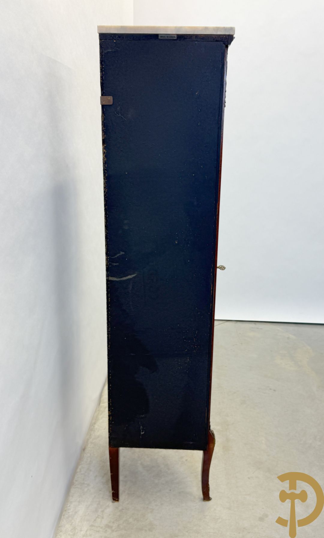 Notelaren hoekkast met bloemenmarquetterie en bronsbeslag - bovenaan met marmeren blad