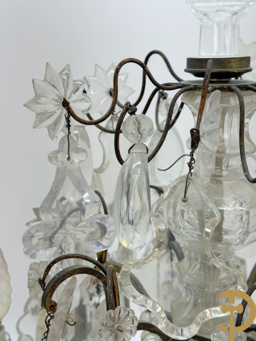 Kooperen girondole met 6 lichtpunten, bezet met kristallen bellen en bovenaan bekroond met pinakel