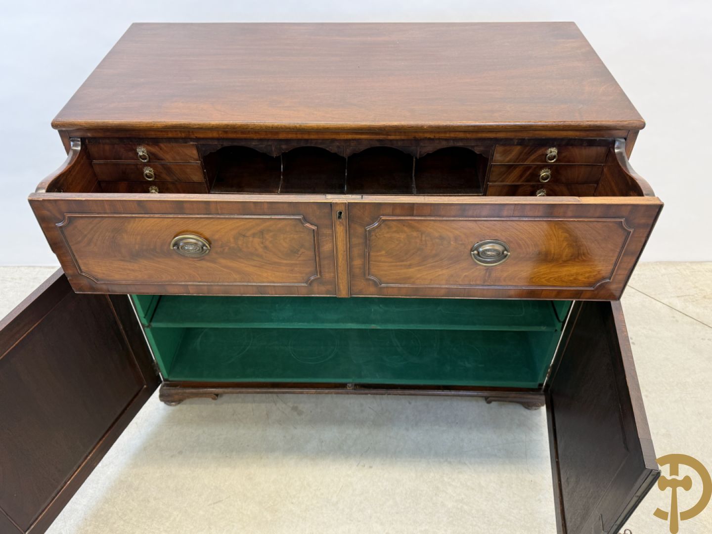 Engelse mahoniehouten tweedeursdresse met ingebouwde secretaire bovenaan