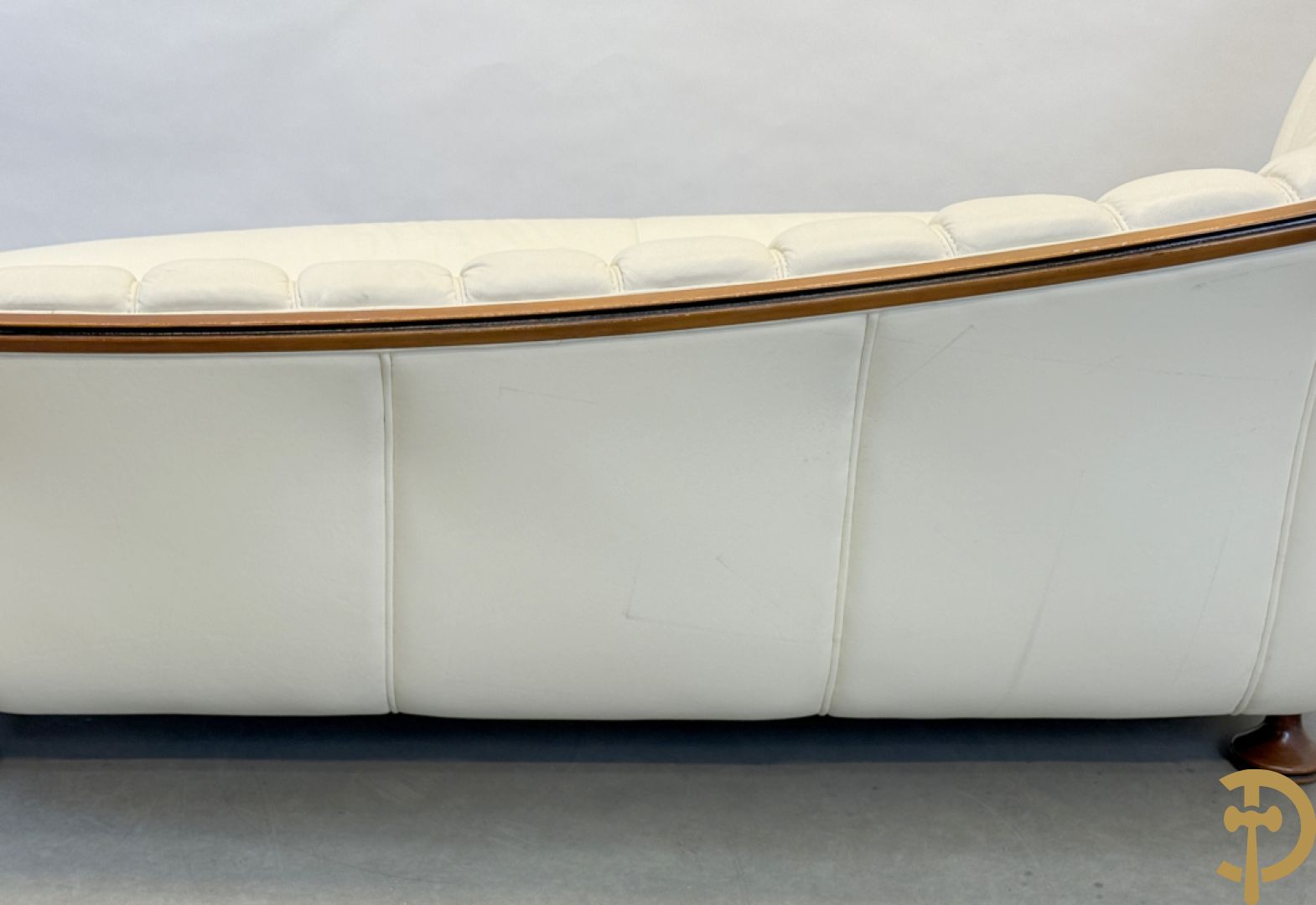 Wit lederen design zetel, Nieri getekend