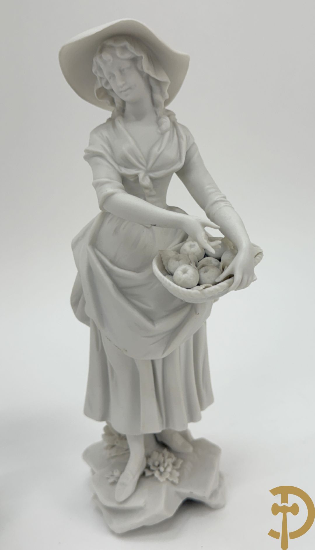 Vijf witte biscuits met cupido