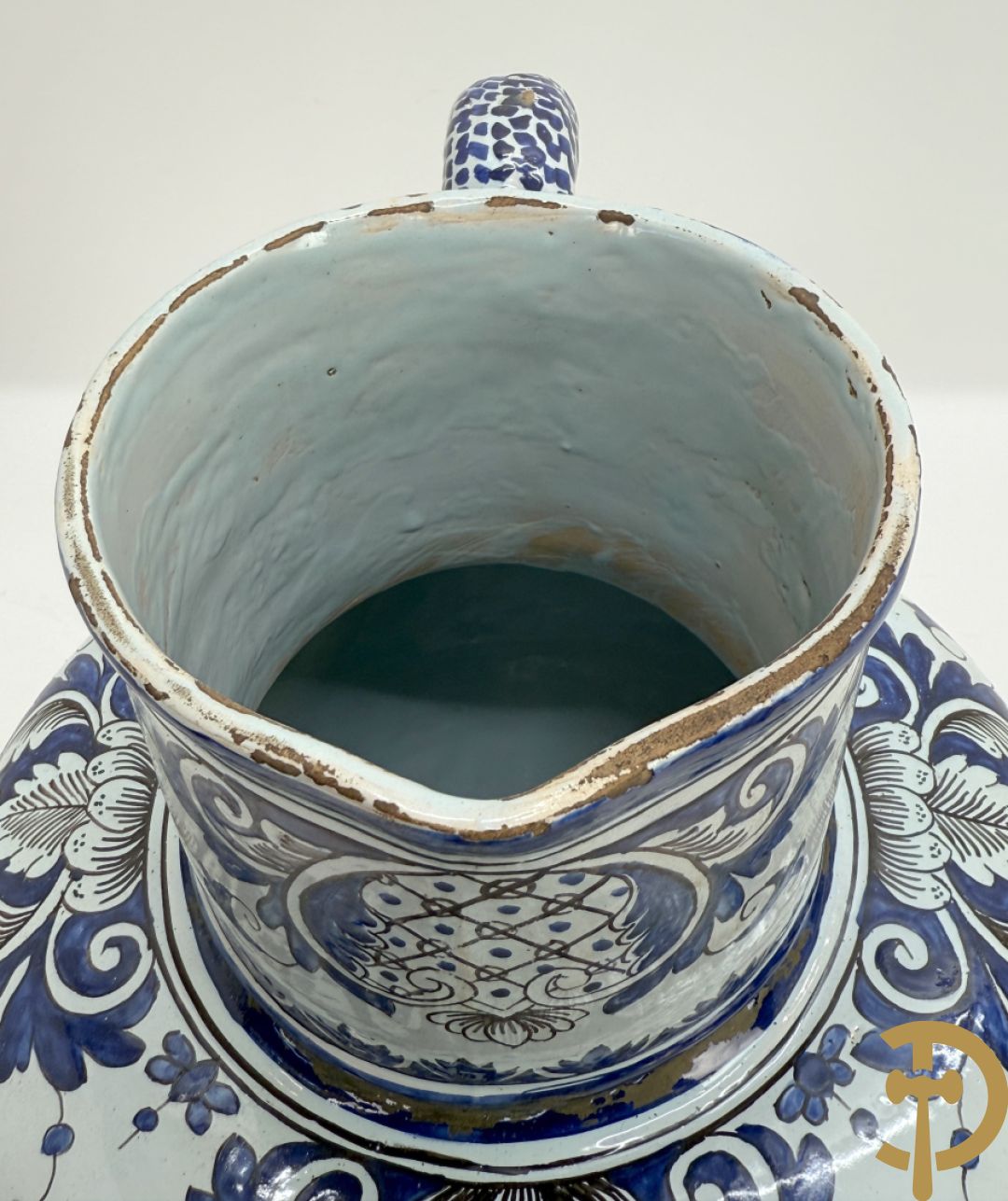 Schenkkan in Delftse faience, Sirop de rubarbe