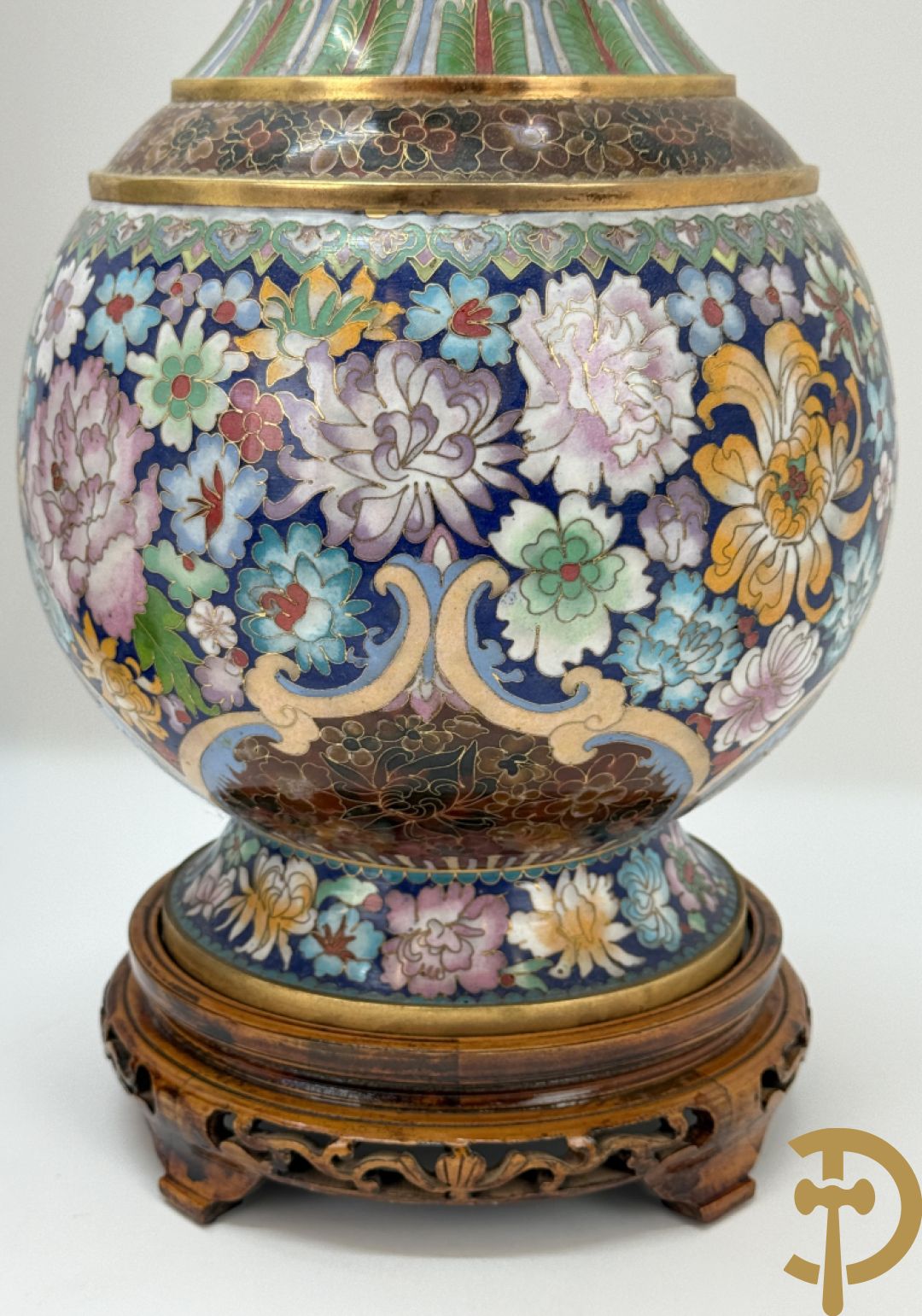 Paar cloisoné vazen met kleurrijk bloemendecor op houten sokkel