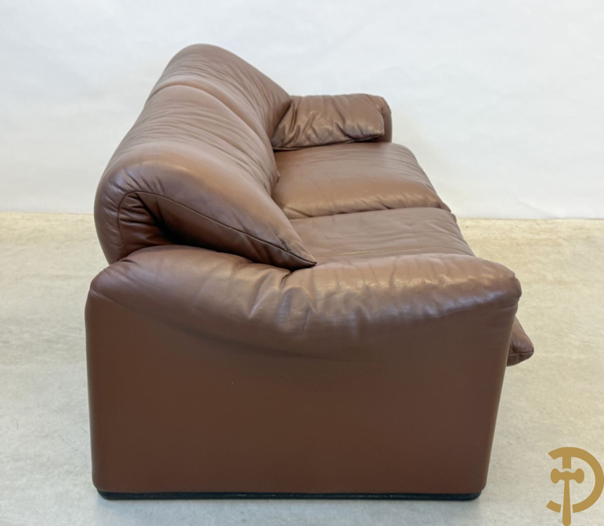 Paar bruin lederen canapé