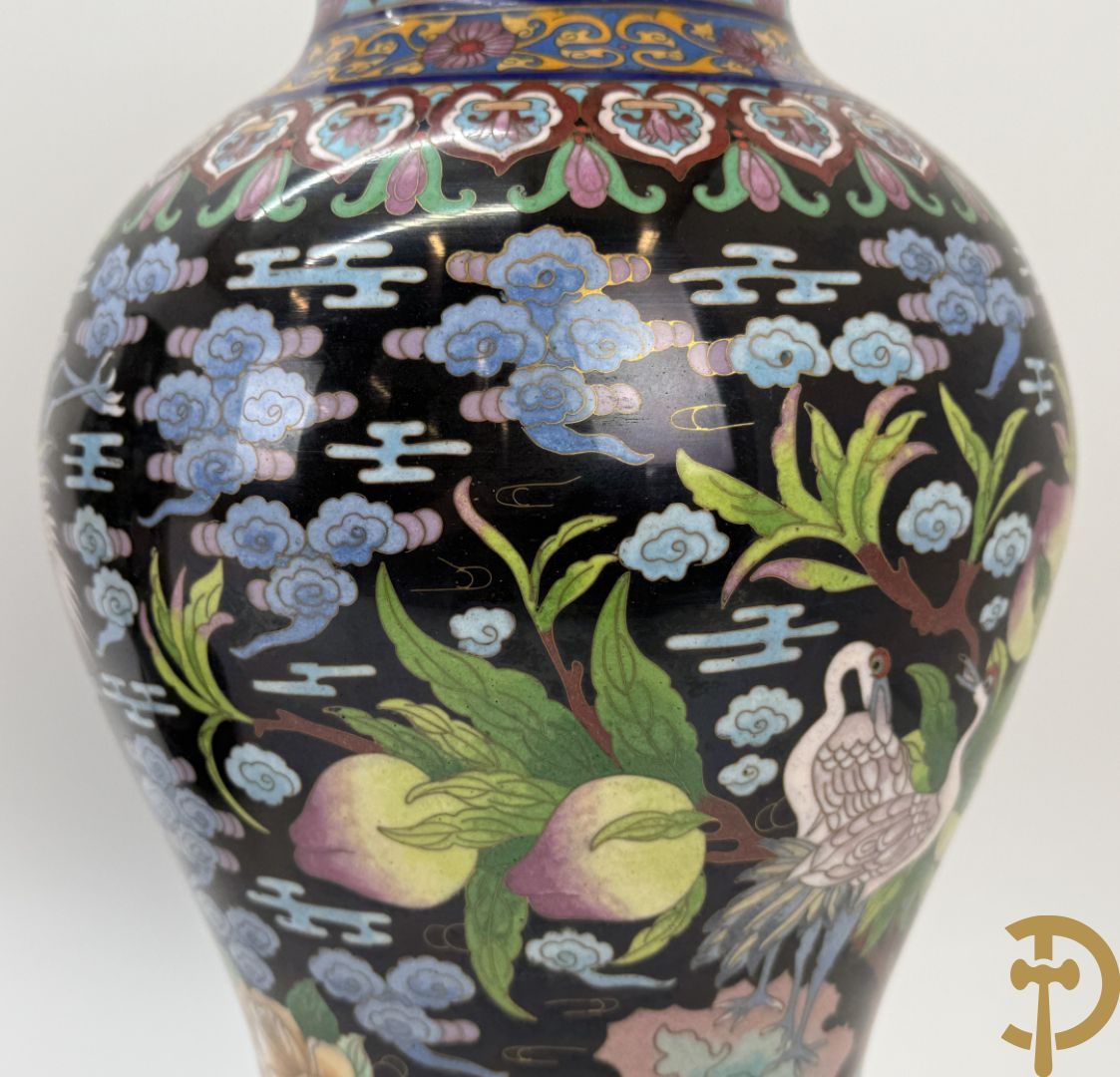 Paar cloisonévazen met bloemen en vogeldecor op zwarte fond - op houten sokkel