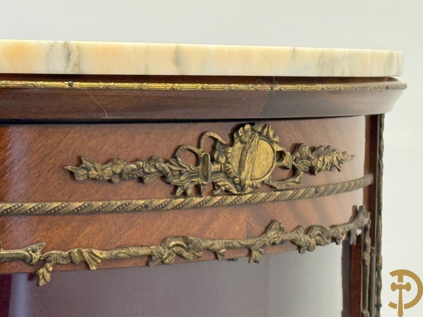 Notelaren hoekkast met bloemenmarquetterie en bronsbeslag - bovenaan met marmeren blad