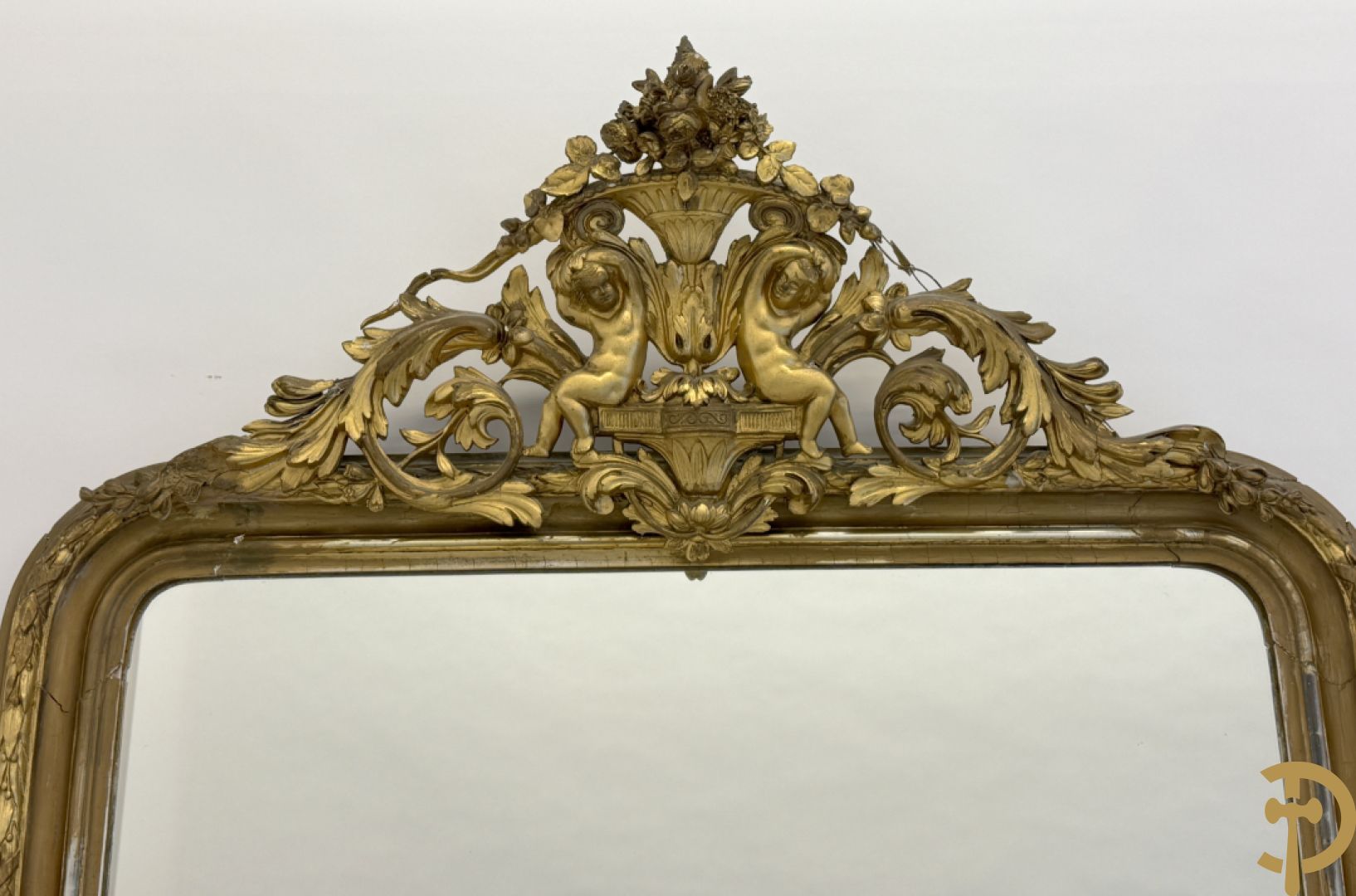 Grote vergulde hall spiegel bezet met troffee van cupido