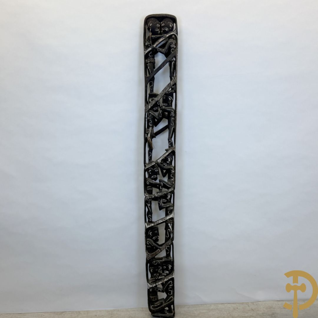 Nieuw Zeelandse totempaal met gesculpteerde houten figuren bewerkt met krijt