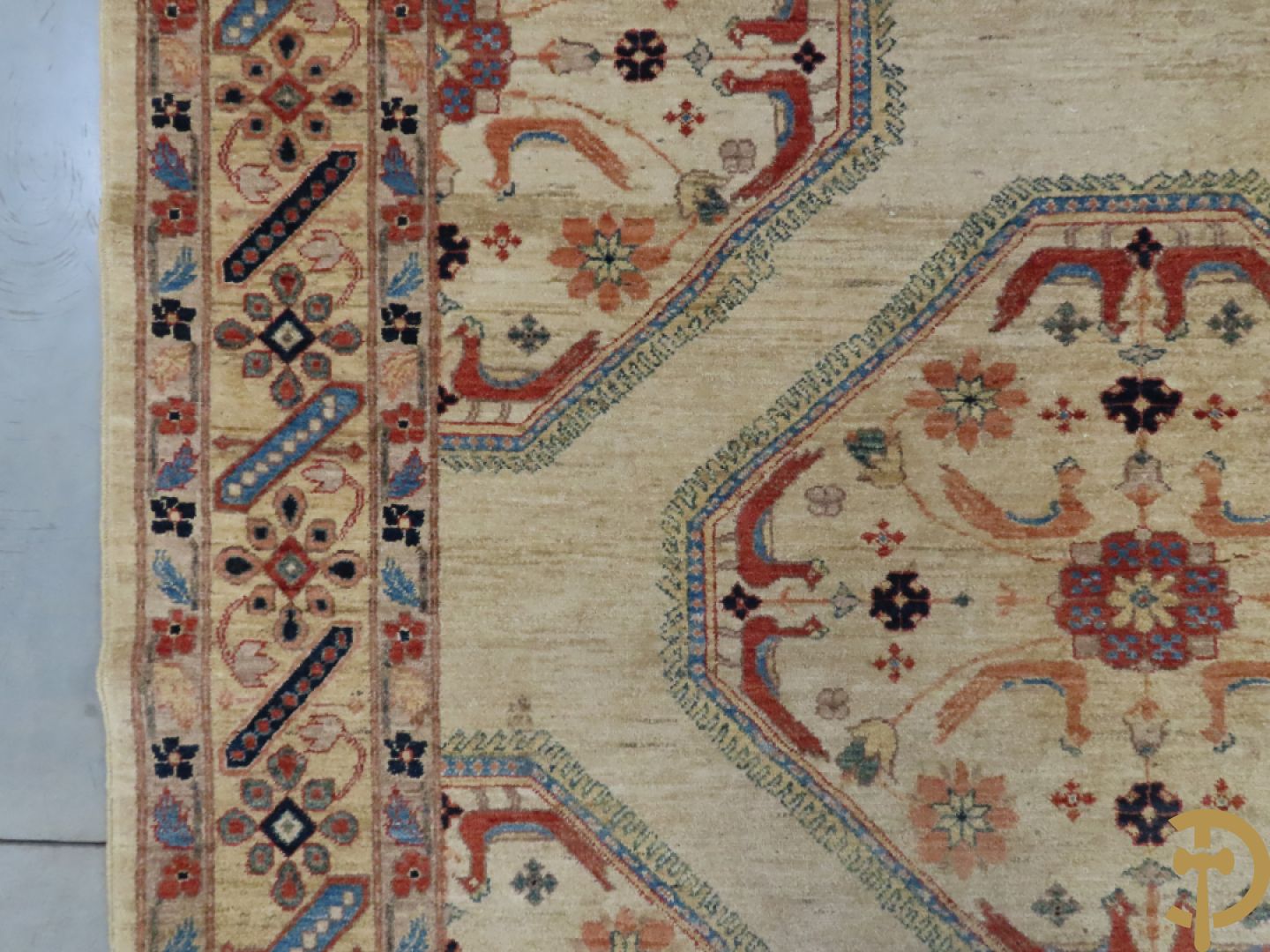 Oosters handgeknoopt tapijt met bloemen- en vogelmotieven op beige fond