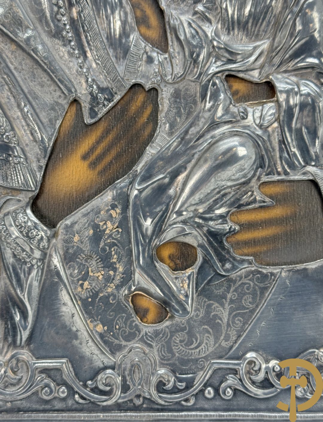 Ikoon met voorstelling van Madonna met kind en verzilverde rizza bezet met email