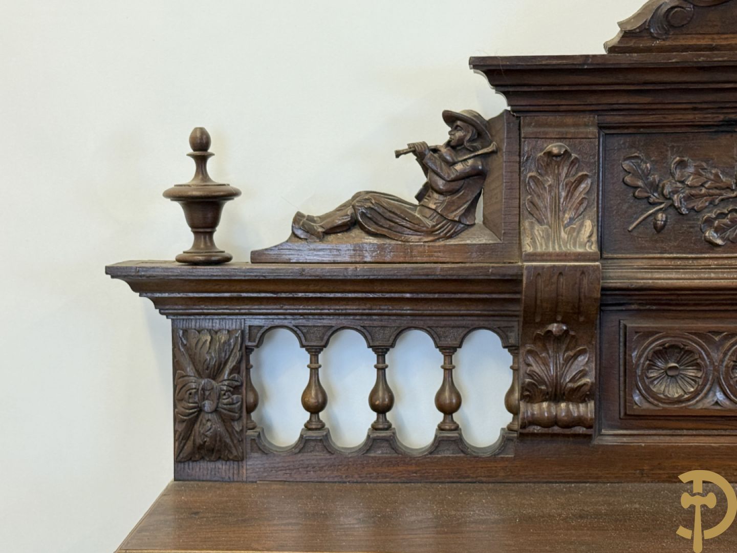 Massief eiken Bretoense eetkamer bestaande uit buffet met 3 deuren boven, 2 deuren onder, lades midden en gesculpteerde geanimeerde scènes + desserte + uittrekbare tafel + 6 stoelen + extra allonge